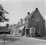 843210 Gezicht op de voorgevels van de huisjes Spinnerie 1-15 (links) te Loenen aan de Vecht.N.B. De foto is gemaakt ...